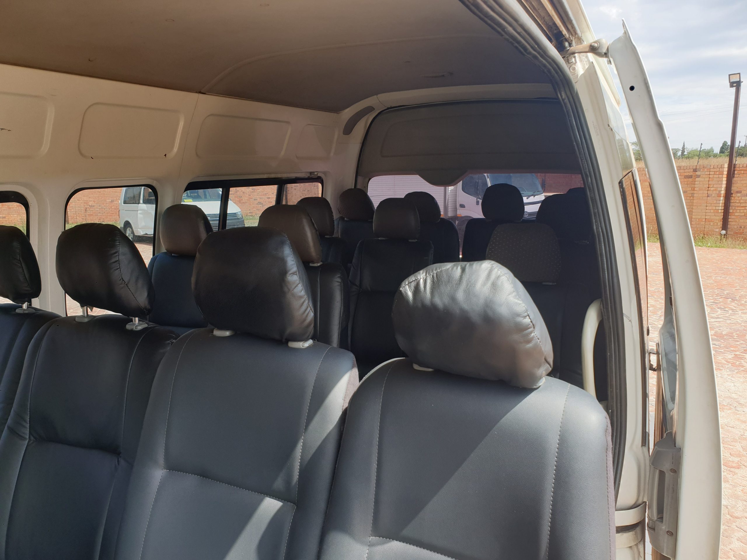 TOYOTA QUANTUM GL - Image 4