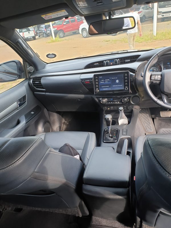 TOYOTA HILUX 2.8 GD6 LEGEND50 AUTOMATIC D/C - Image 9